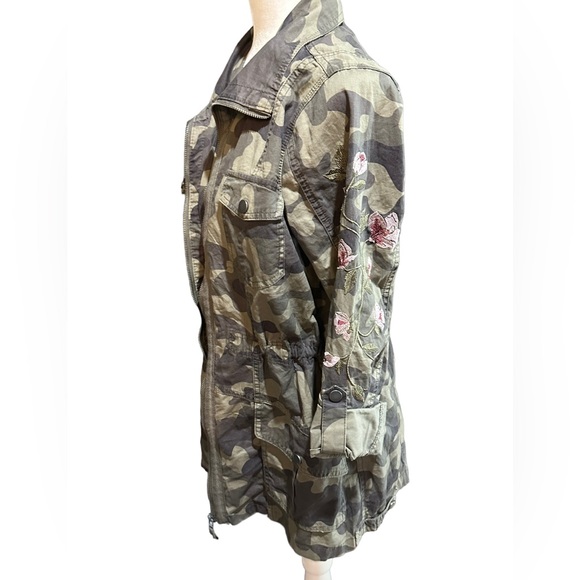 Jade & Ivory Camo lightweight jacket sleeves are embroidered with flowers medium - Picture 3 of 15